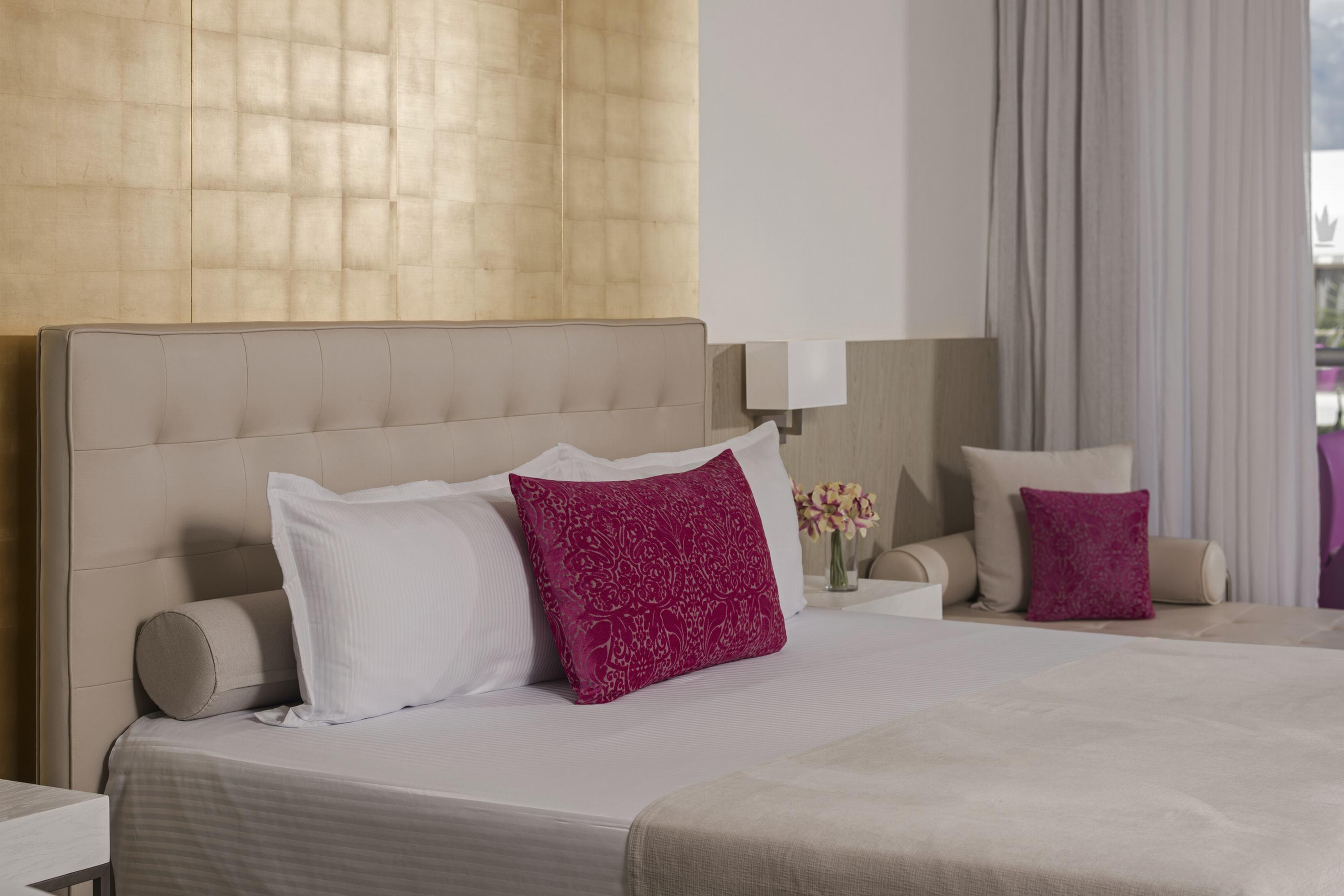 Platinum Yucatan Princess Adults Only Playa del Carmen Ngoại thất bức ảnh A bed with cushions
