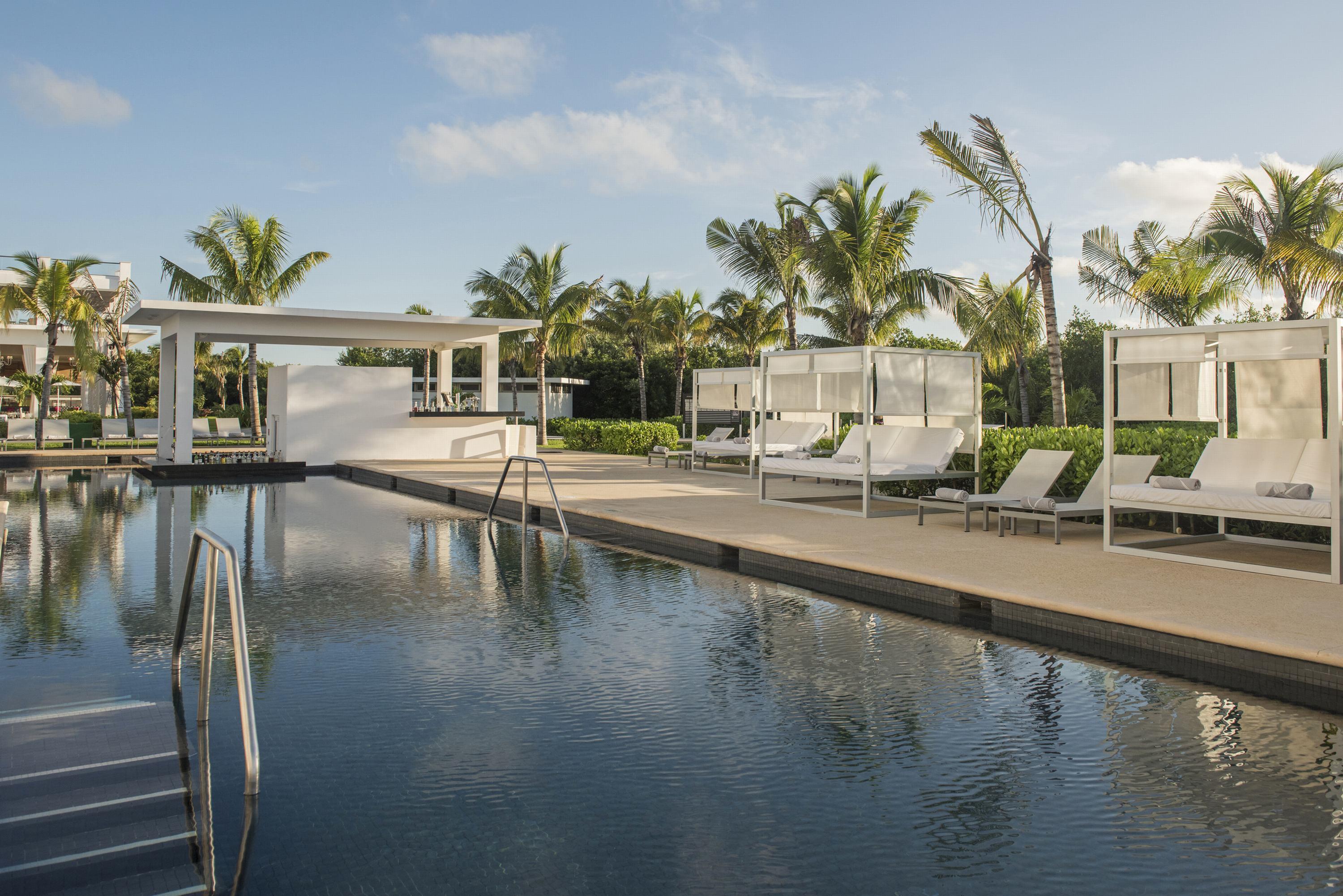 Platinum Yucatan Princess Adults Only Playa del Carmen Ngoại thất bức ảnh The pool at the Hard Rock Hotel