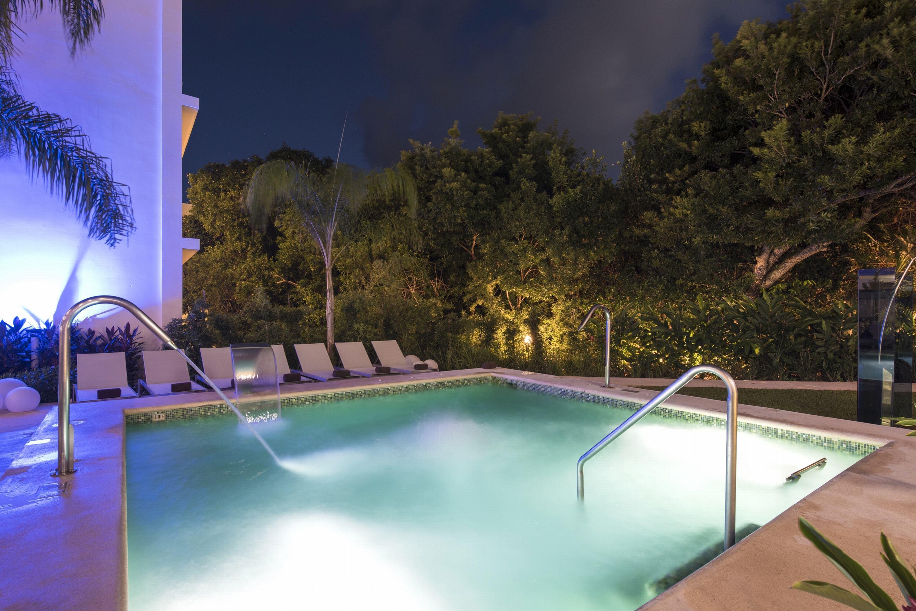 Platinum Yucatan Princess Adults Only Playa del Carmen Ngoại thất bức ảnh The pool at the hotel