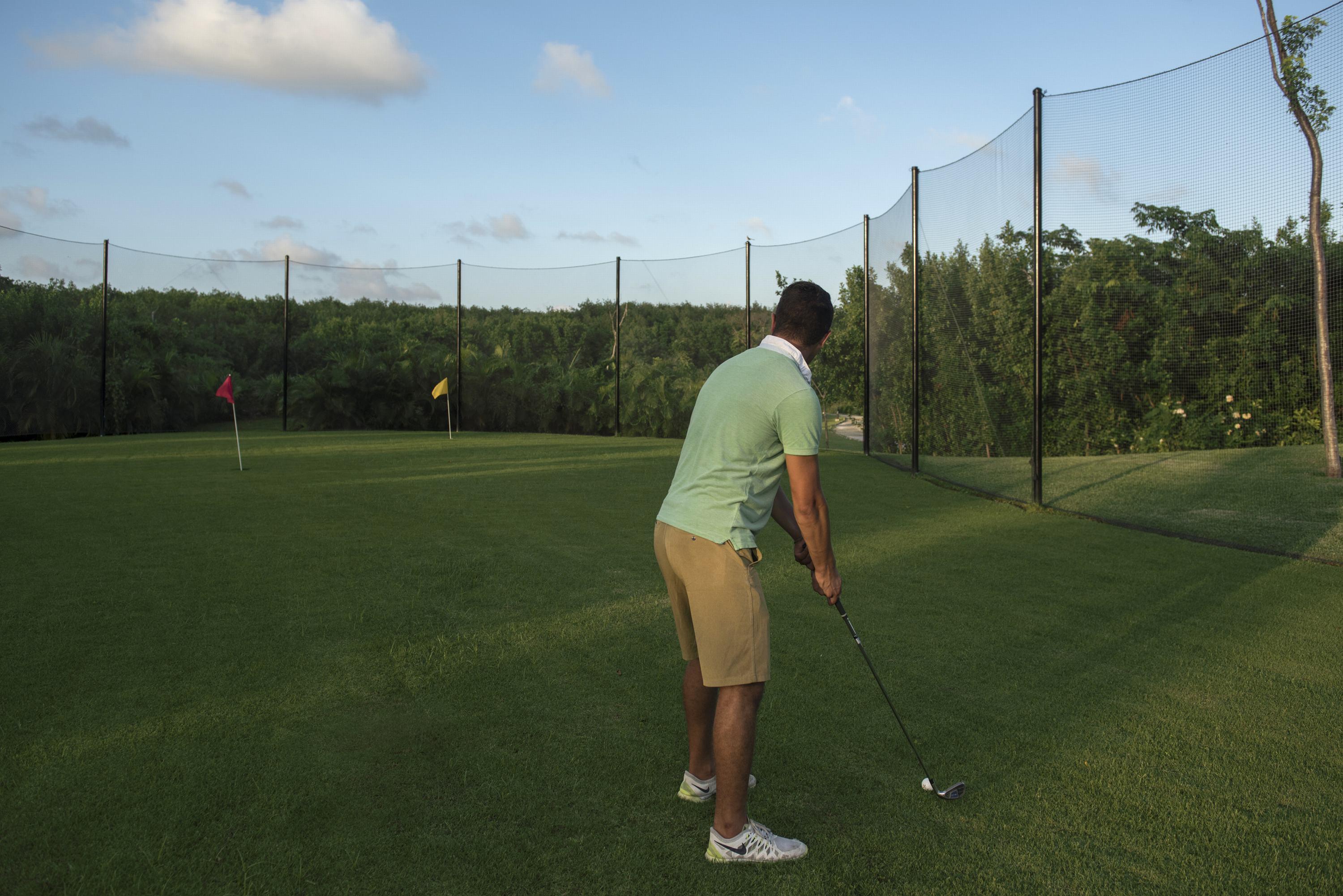 Platinum Yucatan Princess Adults Only Playa del Carmen Ngoại thất bức ảnh A golfer at the driving range