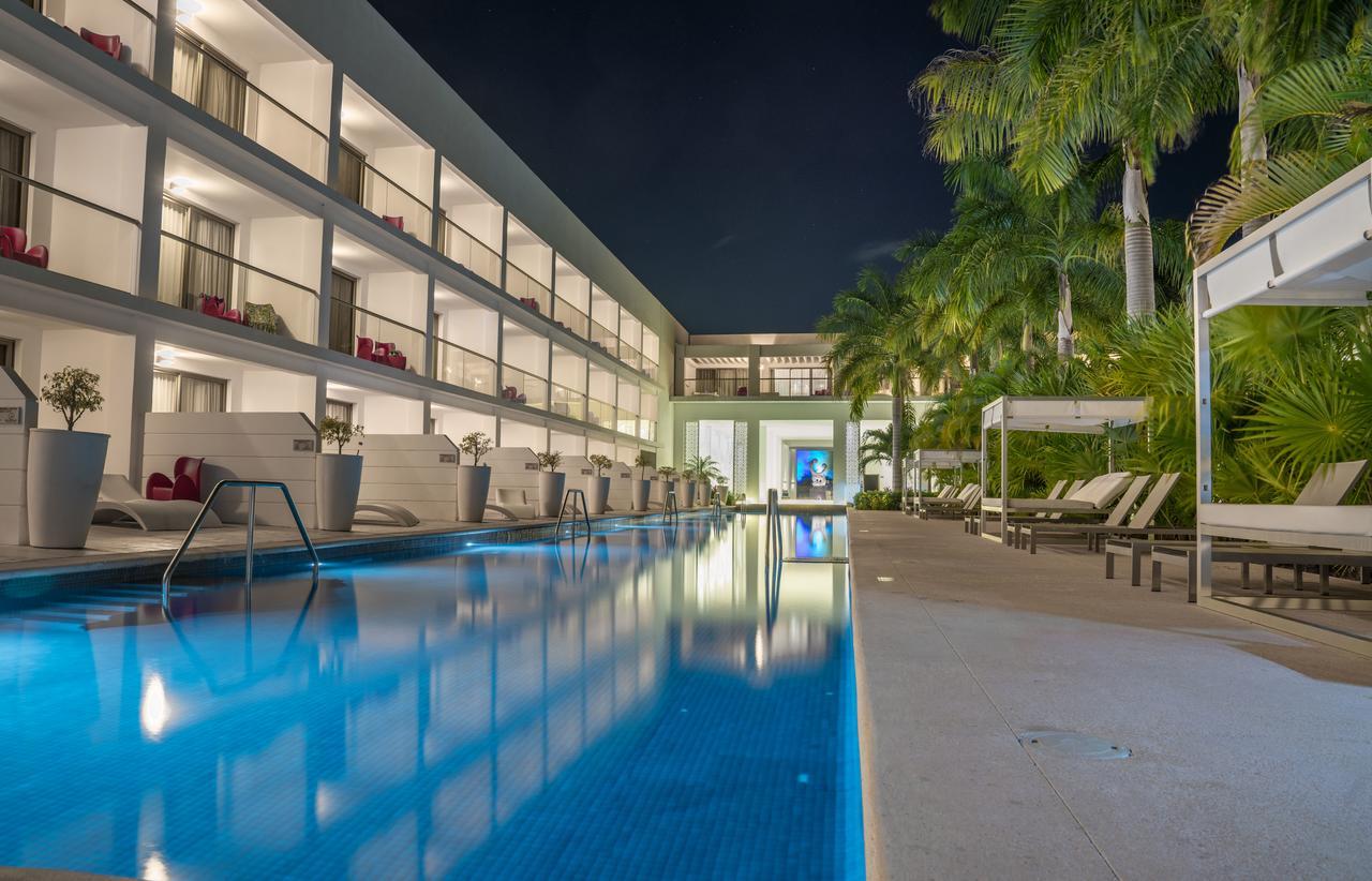 Platinum Yucatan Princess Adults Only Playa del Carmen Ngoại thất bức ảnh The swimming pool at the hotel